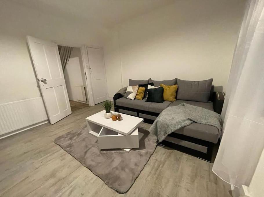 Spacious 2 Bedroom On Tower Bridge Londra Exterior foto