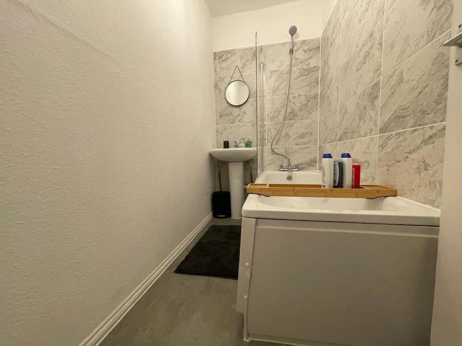 Spacious 2 Bedroom On Tower Bridge Londra Exterior foto